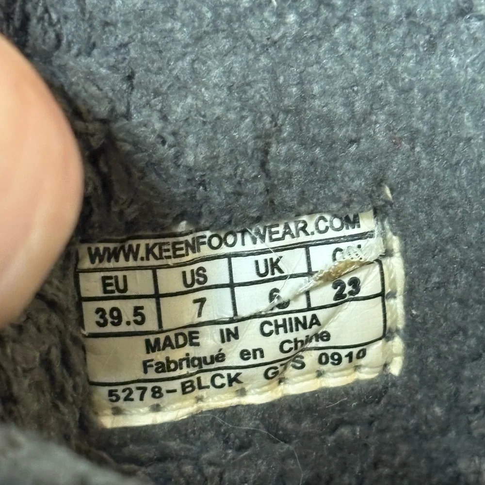 Keen Boots Women’s size 7 Betty insulated size‎ zipper winter black